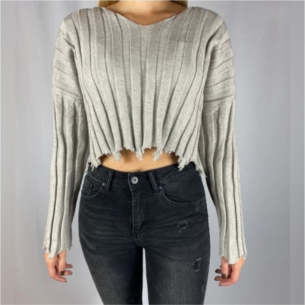 Le Lis Women's Crop Top V Neck Ribbed Knit Long Sleeve Raw Hem Distressed‎
